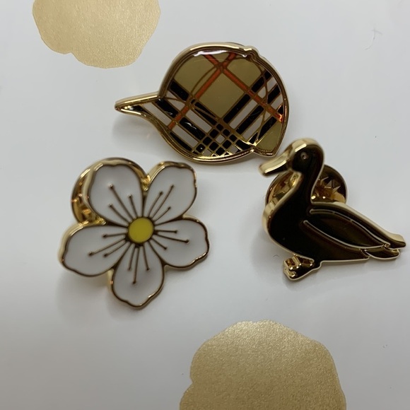 🌸 3 Burberry mini fragrances and 3 collectible enamel lapel pins - Picture 5 of 6